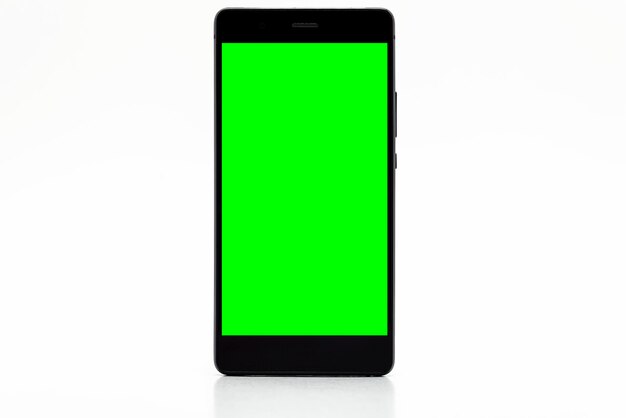 Черный мобильный телефон с зеленым экраном, изолированным на белом фоне с вырезанным путем