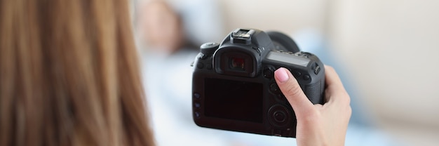 Foto macchina fotografica moderna nera in primo piano femminile della mano