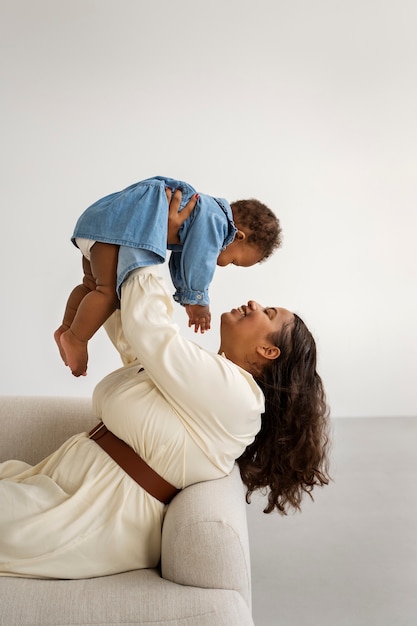 Photo black mother taking car of her child