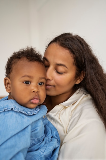 Photo black mother taking car of her child