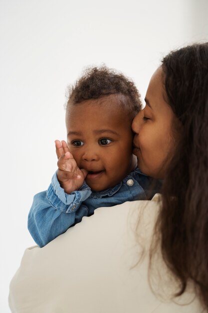 Photo black mother taking car of her child