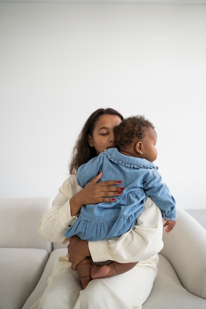 Photo black mother taking car of her child