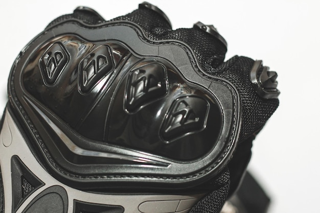 Черные мотоциклетные перчатки с защитными накладками для безопасности водителя.