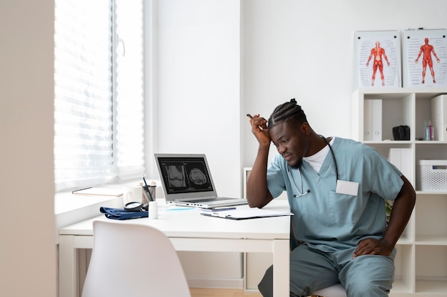 Photo black nurse at their workspace