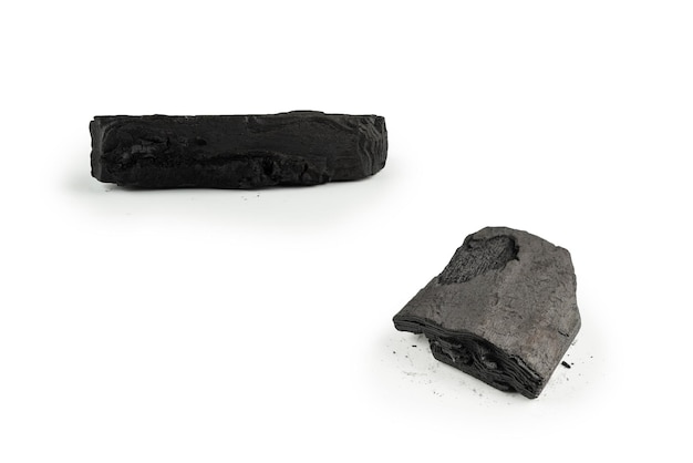 Фото Черный дубовый уголь на белом фоне