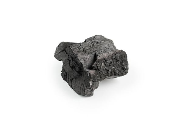 Carbone di quercia nero isolato su sfondo bianco.