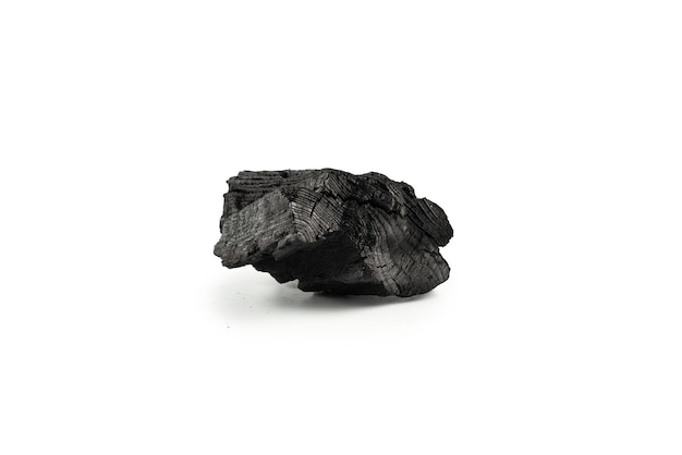 Черный дубовый уголь на белом фоне