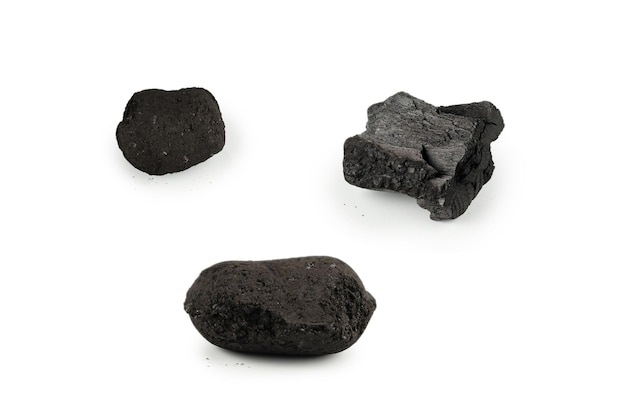 Черный дубовый уголь на белом фоне