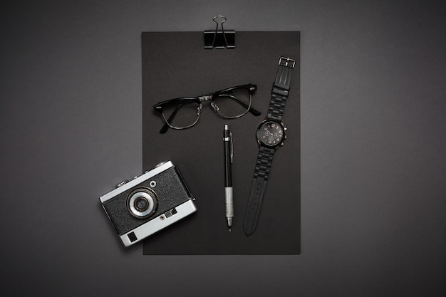 Photo black objects from the office on a dark gray background work an