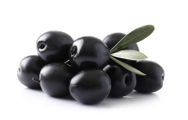 Photo black olives with pits on white background