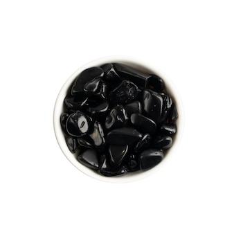 Ciottoli di onice nero isolati. gemme di ematite lucidate, set di ciottoli di marmo nero, vista dall'alto di pietre preziose lucide
