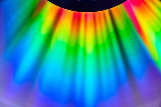 虹色のオーロラまたはオーロラの明るい閃光を持つ上部中央の黒い部分的な円