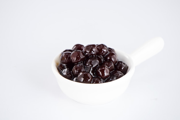 Perle nere. perle di tapioca bollite per bubble tea su sfondo bianco. copia spazio