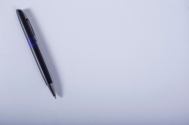 Фото Черная ручка на белом фоне