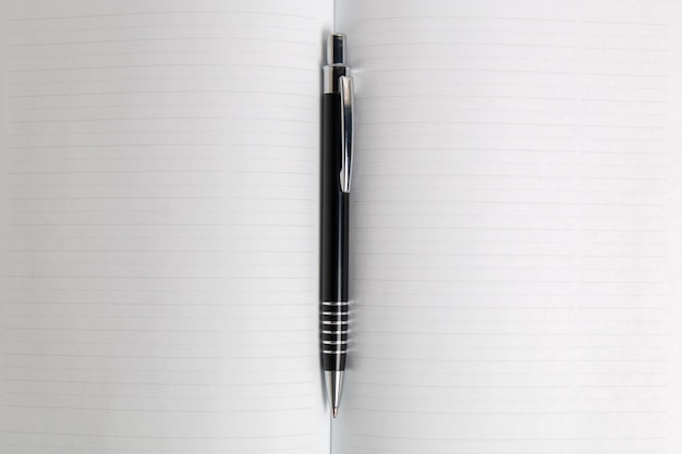 背景に広がるノートブックページの黒ペン