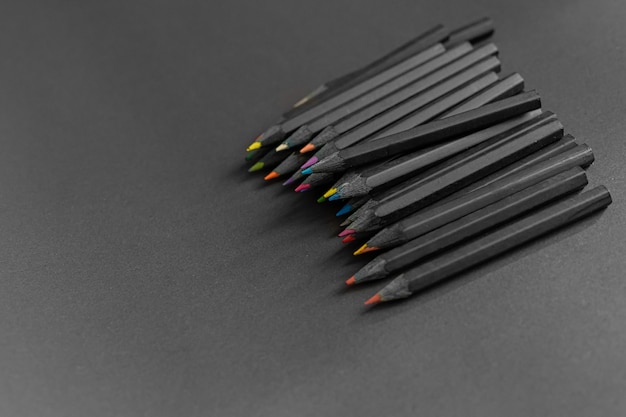 分離された黒の鉛筆色鉛筆