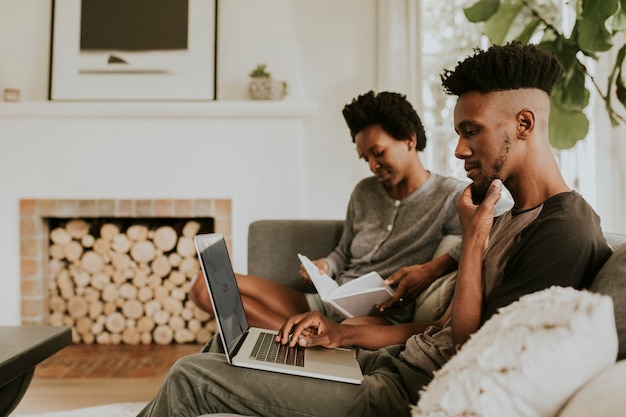 Photo black people in the living room using a laptop