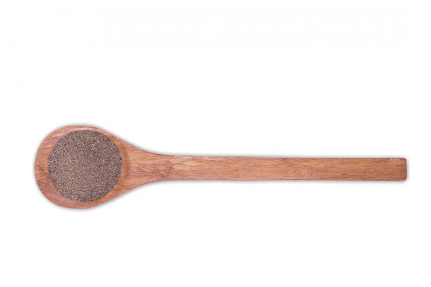 Photo black pepper powder on wooden spoon isolated on white