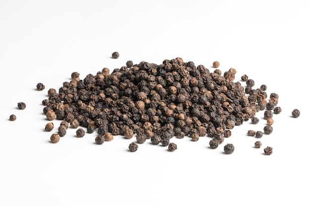 Photo black pepper seeds on white background