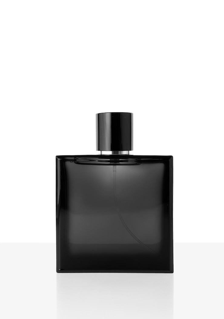Photo black perfume bottle isolated on white