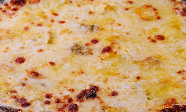 黒いピザとチーズのクローズアップ