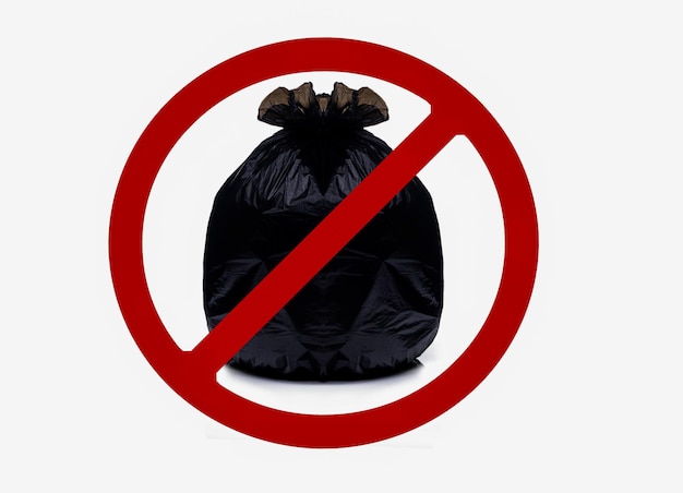 사진 검은색 플라스틱 봉투에는 쓰레기가 가득 차 있으며, 빨간색 금지 표지판으로 봉투를 고 이 지역에 쓰레기를 버리지 마십시오. 색 배경에 고립된 표지판 흑색 플래스틱 쓰레기 봉투와 쓰레기를 던지지 마십시오.