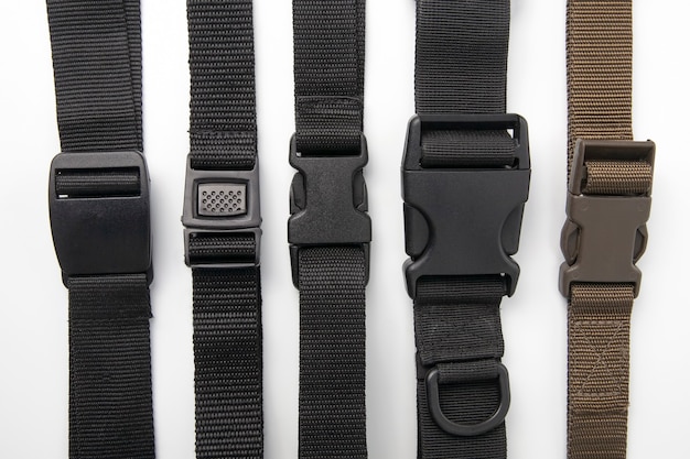 Черный пластиковый зажим Fastex для рюкзаков. предметы одежды и снаряжение