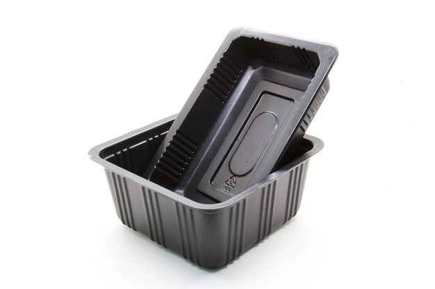 Черный пластиковый контейнер для еды на белом фоне