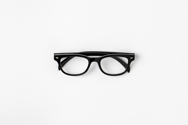 黒いプラスチック製のメガネと白い背景の上の影