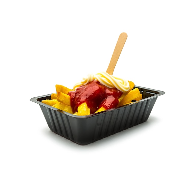 Photo a black plastic shell with french fries ketchup and mayonnaise sauce isolated on white background. taken in studio with a 5d mark iii.