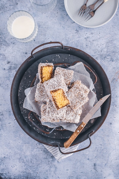 사진 lamingtons 케이크에서 블랙 플레이트 가득