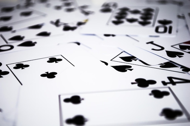 Черные игральные карты крупным планом в хаосе
