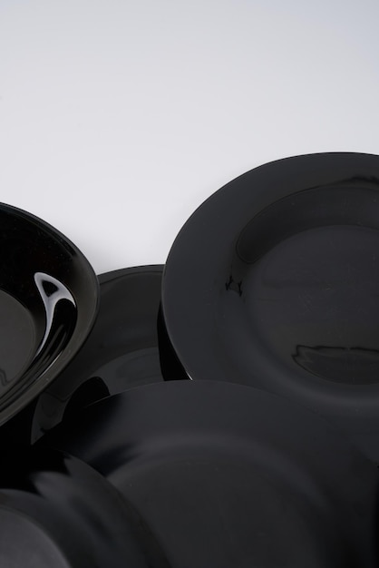 白い背景の黒い陶器のプレート