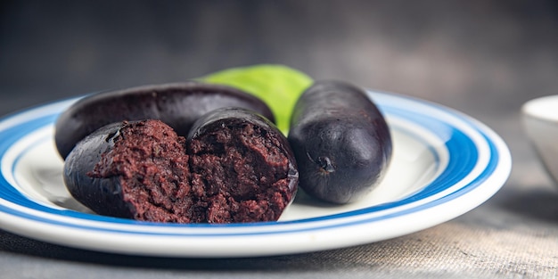 黒プリン ソーセージ 血まみれの肉 食事 食べ物 おやつ テーブルの上 コピースペース 食べ物の背景