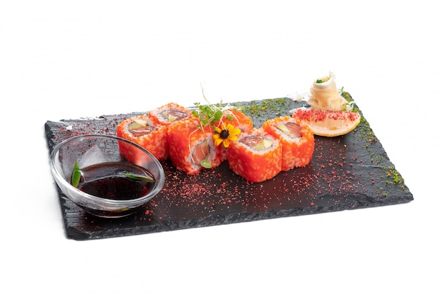 Черная прямоугольная тарелка с суши