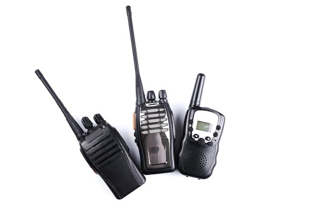 Foto dispositivo portatile rettangolo nero con antenna isolata su sfondo bianco ricetrasmettitore radio impostato per la comunicazione set radio walkietalkie