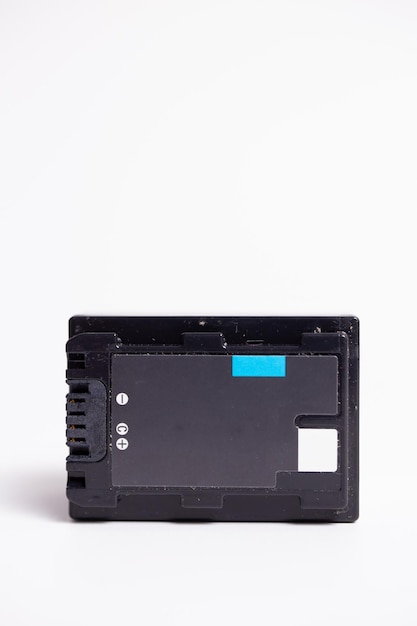 Фото Черная прямоугольная батарея камеры на белом фоне