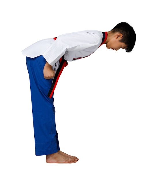Черный красный пояс Таэквондо каратэ Малыш спортсмен-подросток показывает традиционный лук после боя в спортивной форме, мальчик 15 лет, студийное освещение на белом фоне, изолированный полный профиль