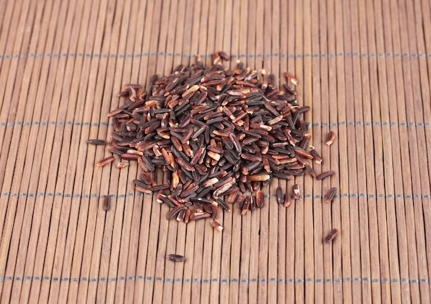 Photo black rice on bamboo mat