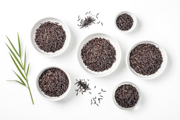 Photo black rice in white bowls