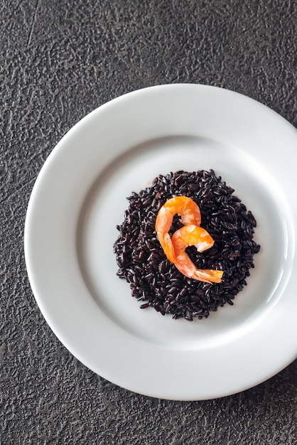 Photo black rice with shrimp