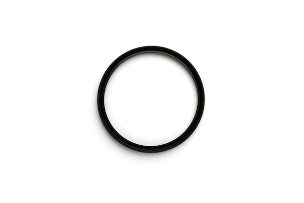 Foto anello di tenuta in gomma nera isolato su sfondo bianco