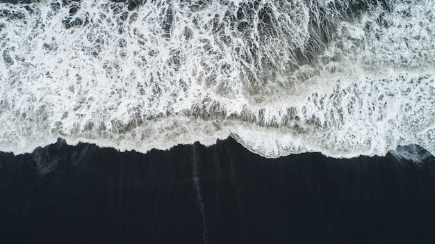 La spiaggia di sabbia nera in islanda.