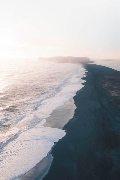 Spiaggia di sabbia nera al mattino in islanda