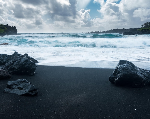 마우이 하나(Hana)로 가는 길에 있는 와이아나파나파(Waianapanapa)의 검은 모래 해변