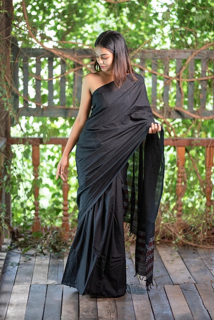 A black saree with a black saree