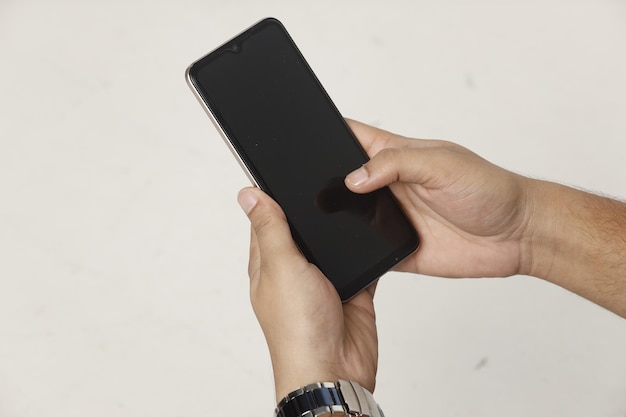 Foto schermo nero telefono cellulare con la mano