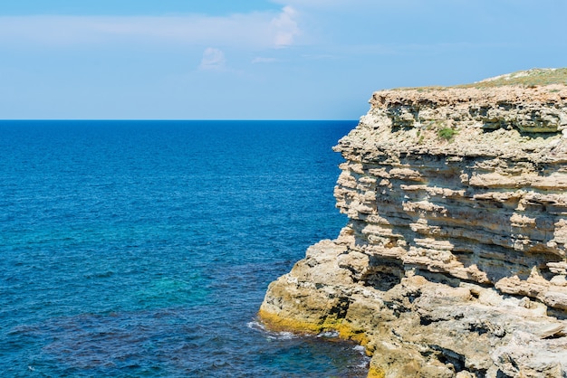 Вид на черное море и песчаниковые скалы с вершины холмов в крыму