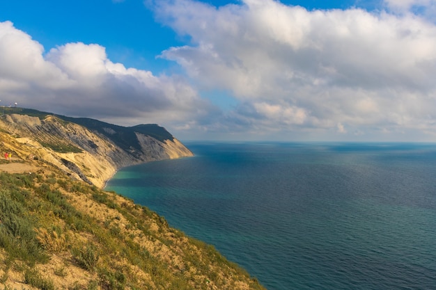 Фото Побережье черного моря. лысая гора. красивое синее море в анапе