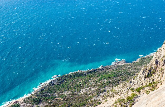 La costa del mar nero paesaggio con una spiaggia selvaggia nella baia